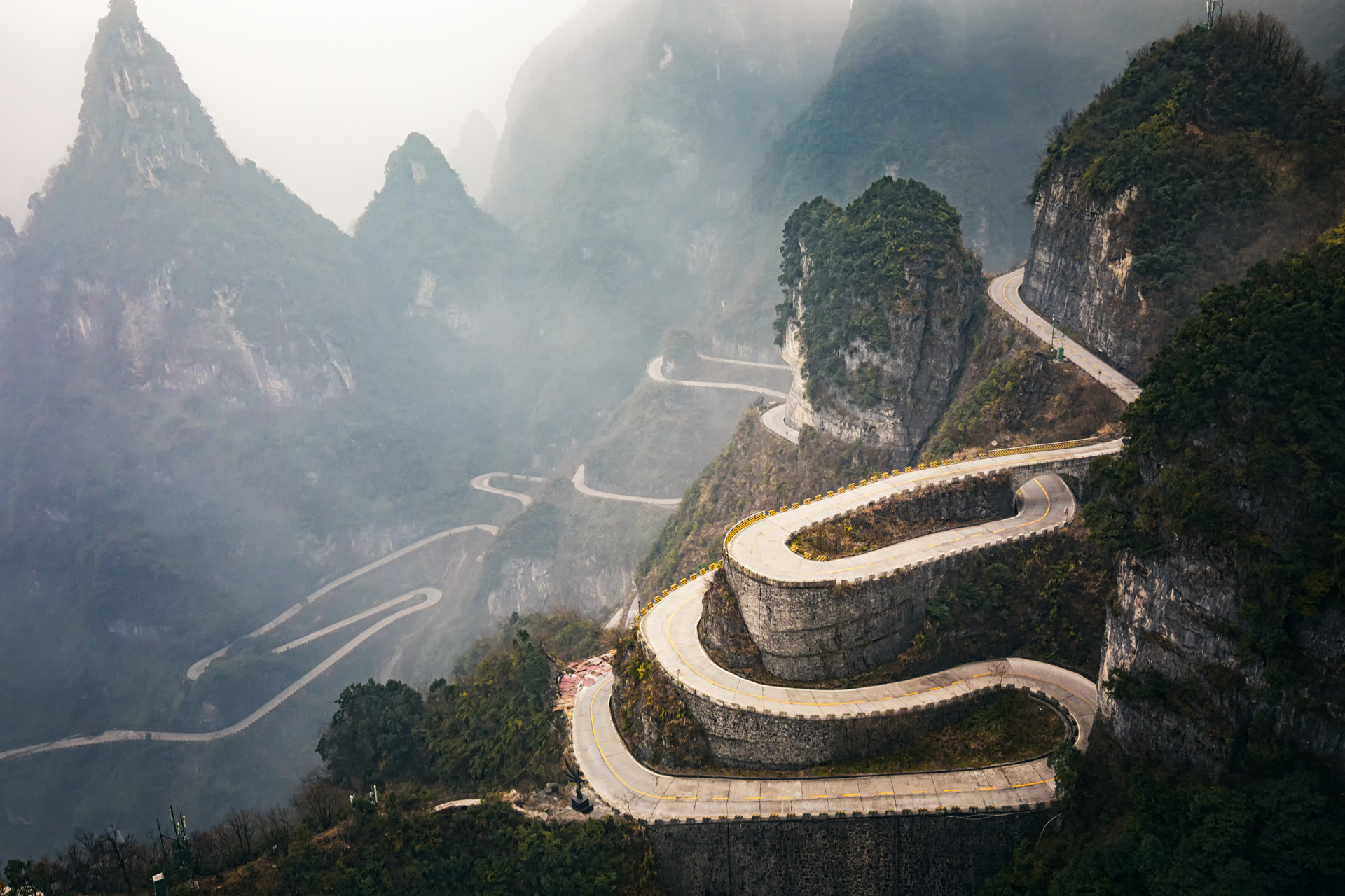 张家界天门山九十九道弯封面图
