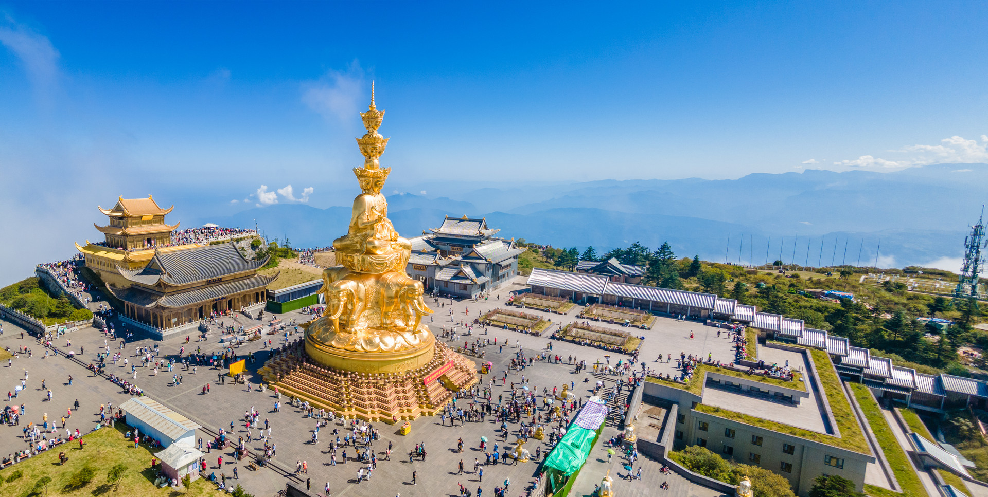 航拍峨眉山金顶佛像封面图